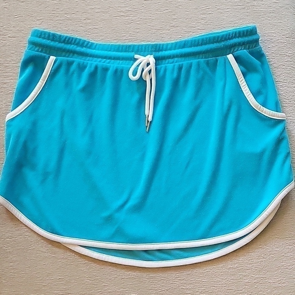 Turquise TERRYCLOTH mini skirt with white trim.  Ties at waist.  Size is 19 XXL